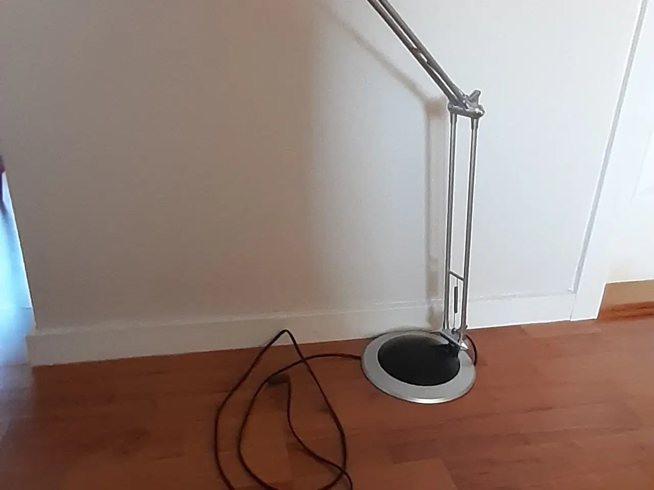 Billede 4 - Justerbar skrivebordlampe - krom m sort skærm