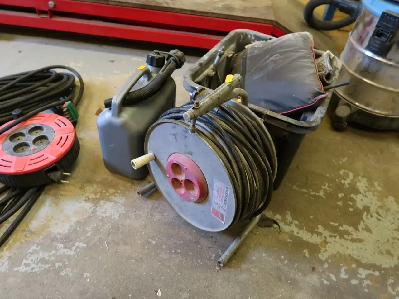 Billede 2 - Kabeltromle samt kasse med indhold