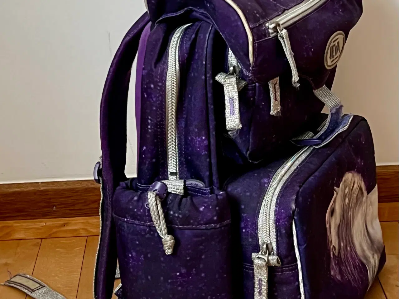 Billede 4 - Jeva skoletaske med hestemotiv…