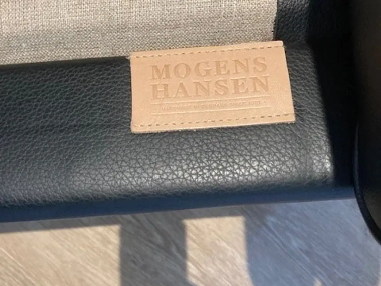 Billede 2 - Pæn, sort Mogens Hansen 2,5 pers. sofa