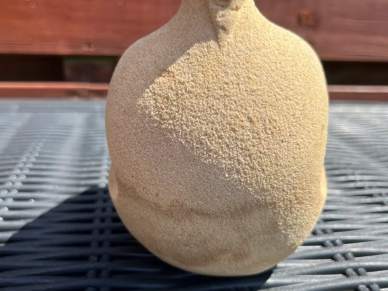 Billede 7 - Sandstens figur af siddende kvinde