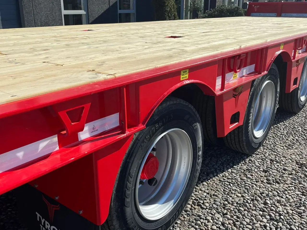 Billede 18 - Tyrone 27TLL LANG MODEL med Affjedret træk og affjedret aksler. Med hydrauliske ramper og værktøjskasse