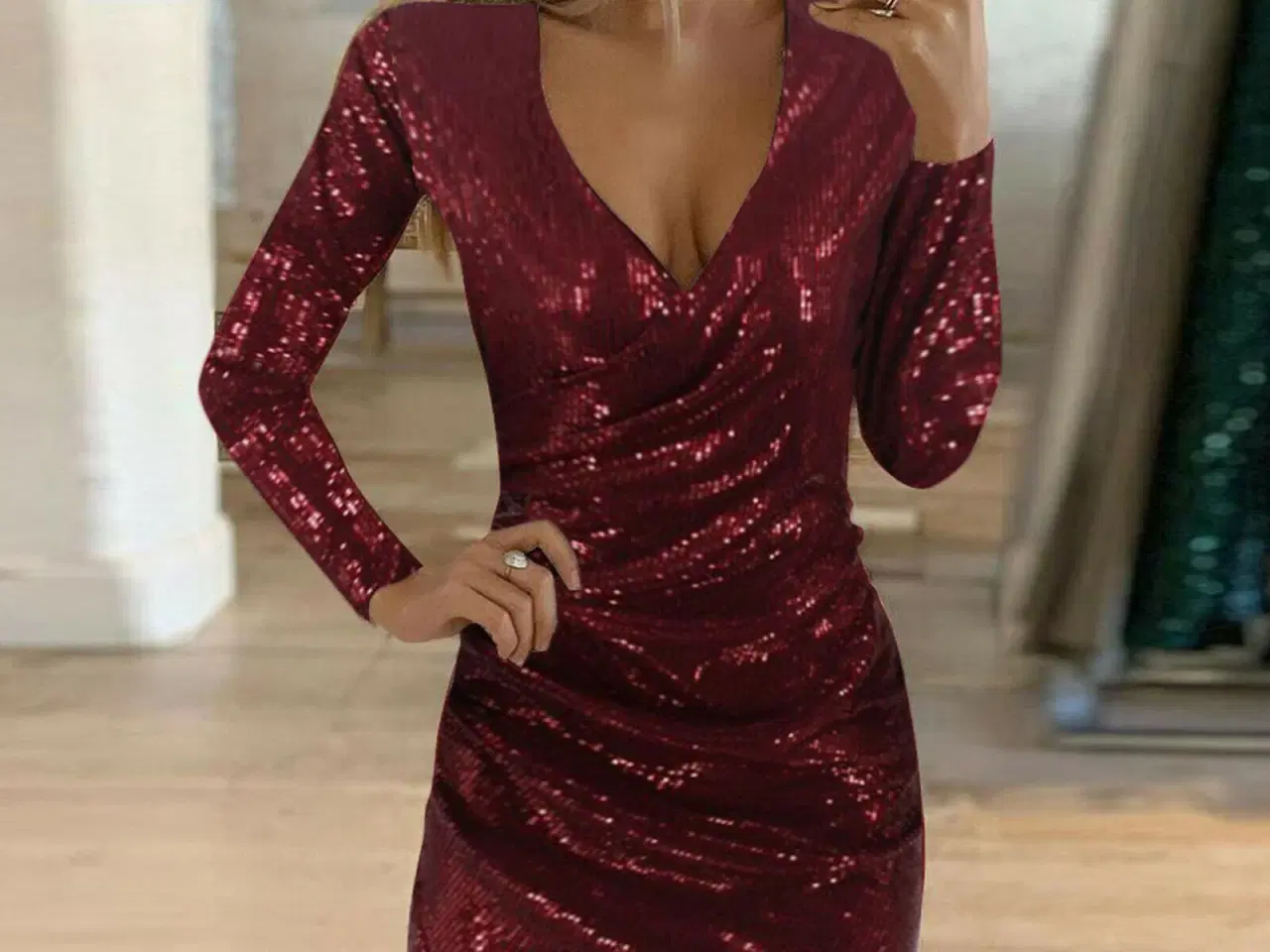 Billede 1 - Sequin kjole i winered/ Medium+Large. 