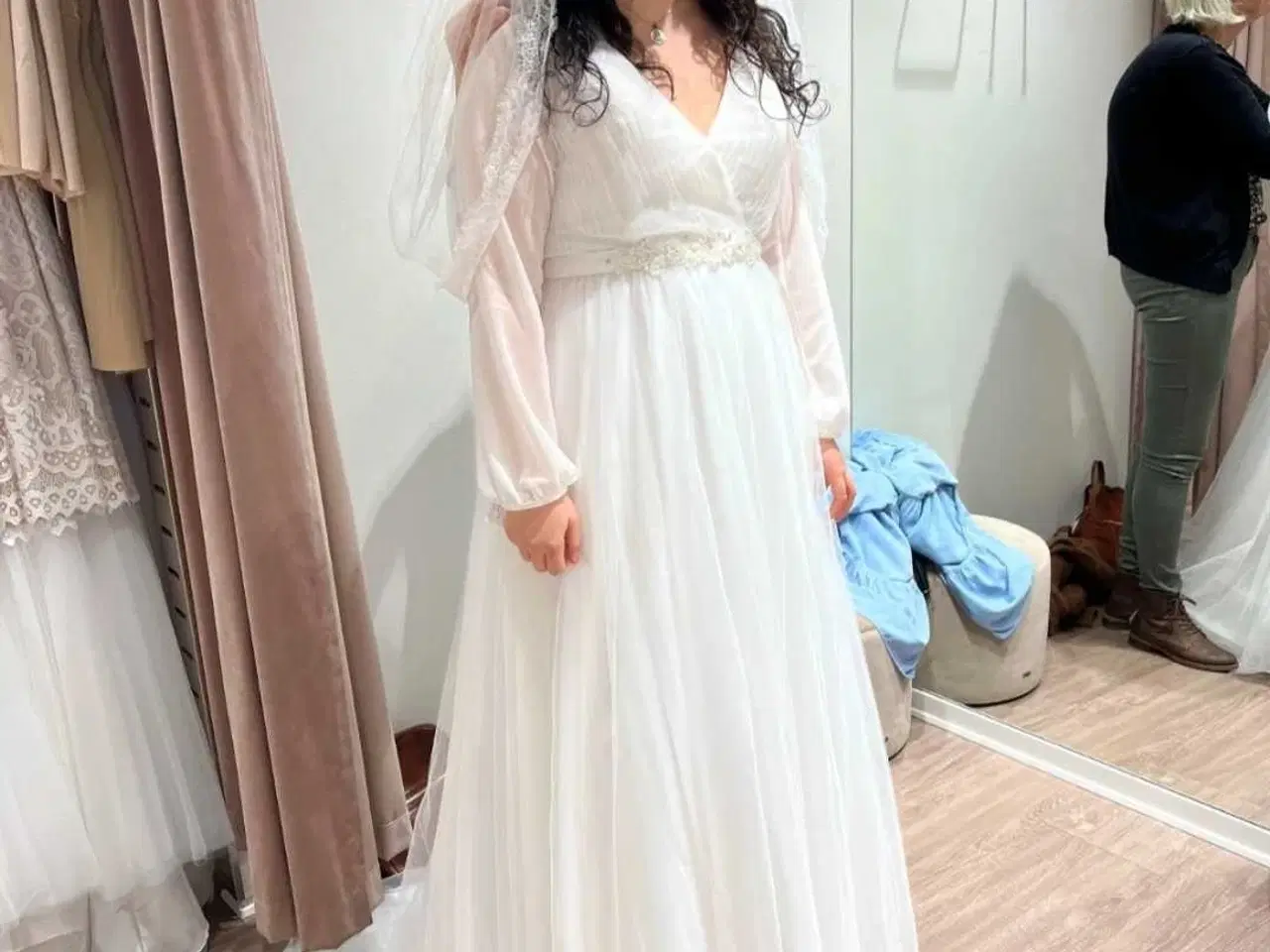 Billede 2 - Lilly brudekjole med ærmer, tyl og lille slæb