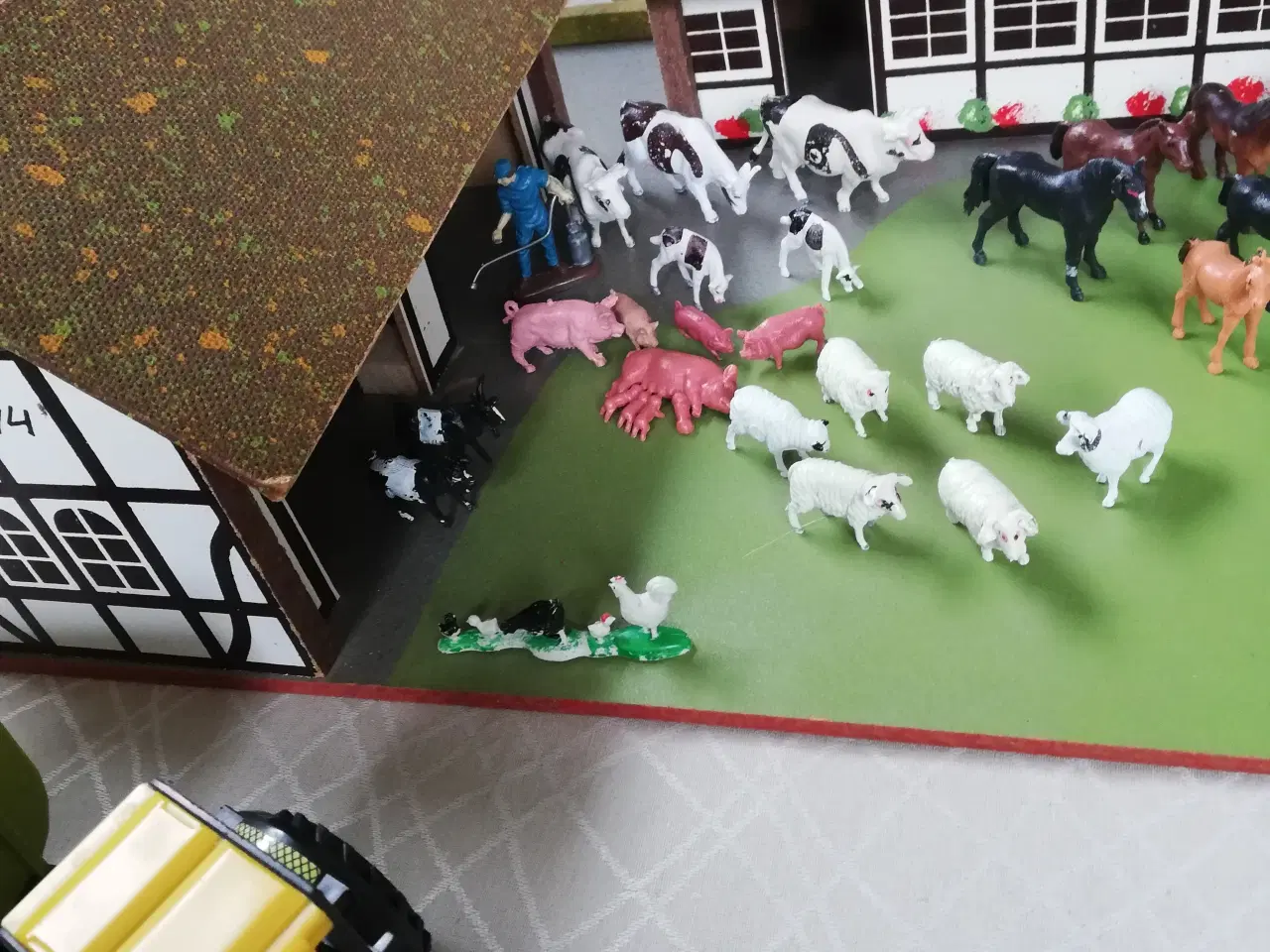 Billede 2 - Bondegård med dyr og traktor