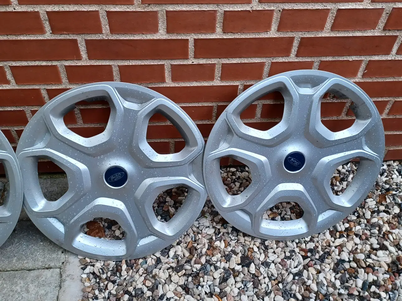 Billede 2 - Ford hjulkapsler.