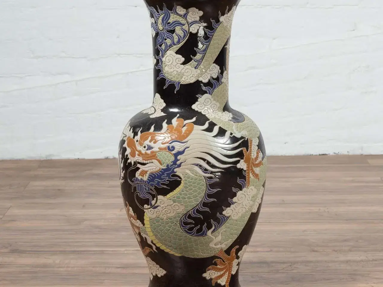 Billede 2 - Original Dragon Motiv Alter Vase på sort grund
