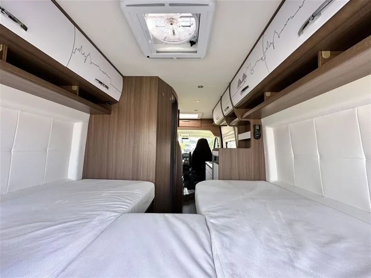 Billede 6 - 2021 - Bravia 636 140 Hk Edition 30   Campervan med langsgående senge og god indretning Kørt 20,500 Km.