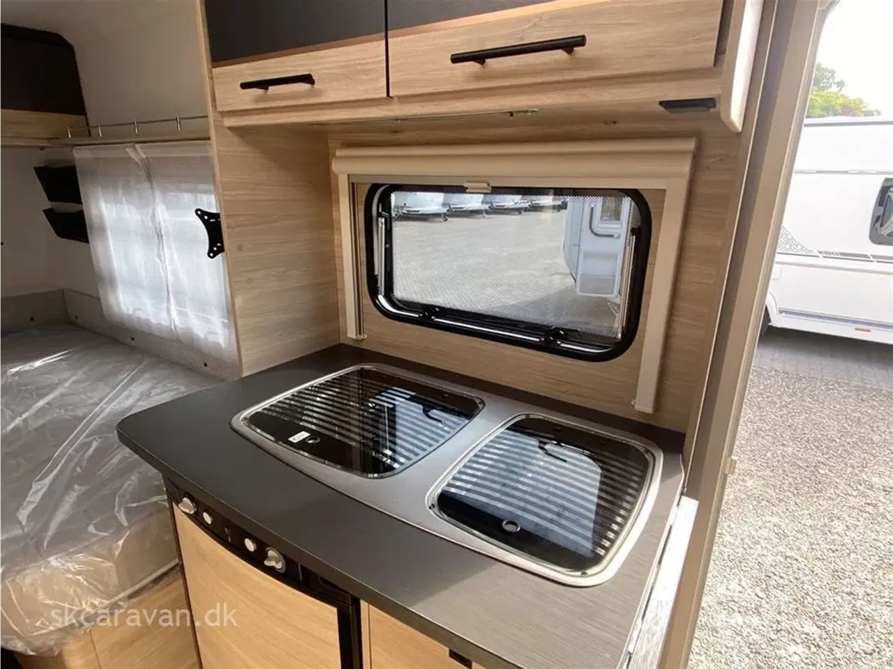 Billede 6 - 2022 - Caravelair Titanium 450   Lækker vogn med enkelt senge Mover - El markise og div udstyr køkken og toilet aldrig brugt