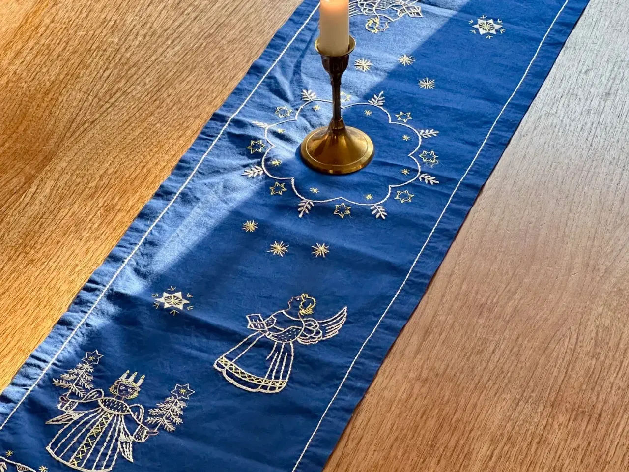 Billede 2 - Håndbroderet bordløber, blå m engle, 93 x 25 cm