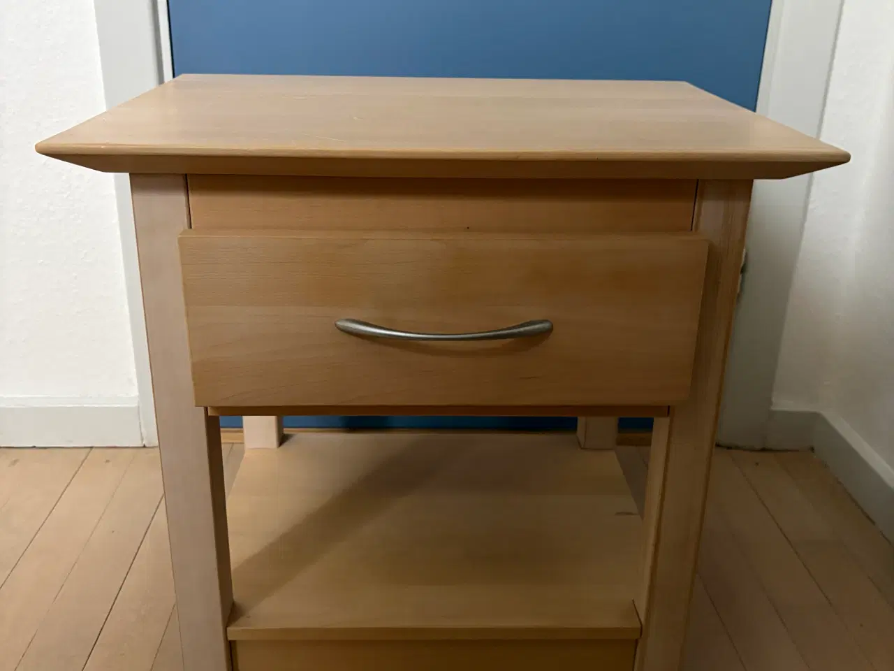 Billede 1 - Lækkert sengebord af træ