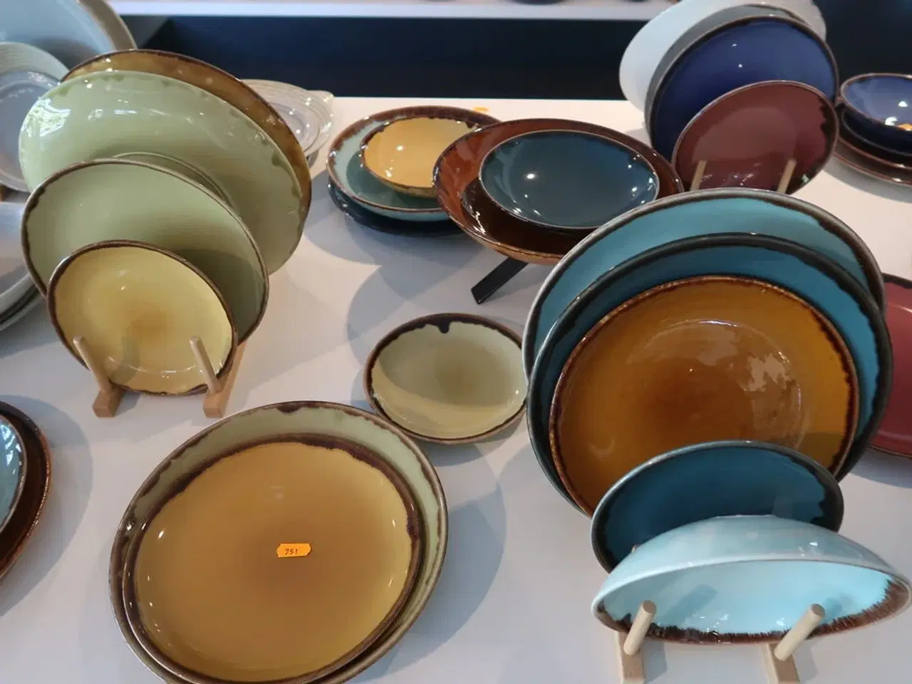 Billede 3 - 79 stk. tallerkener, skåle og fade DUDSON