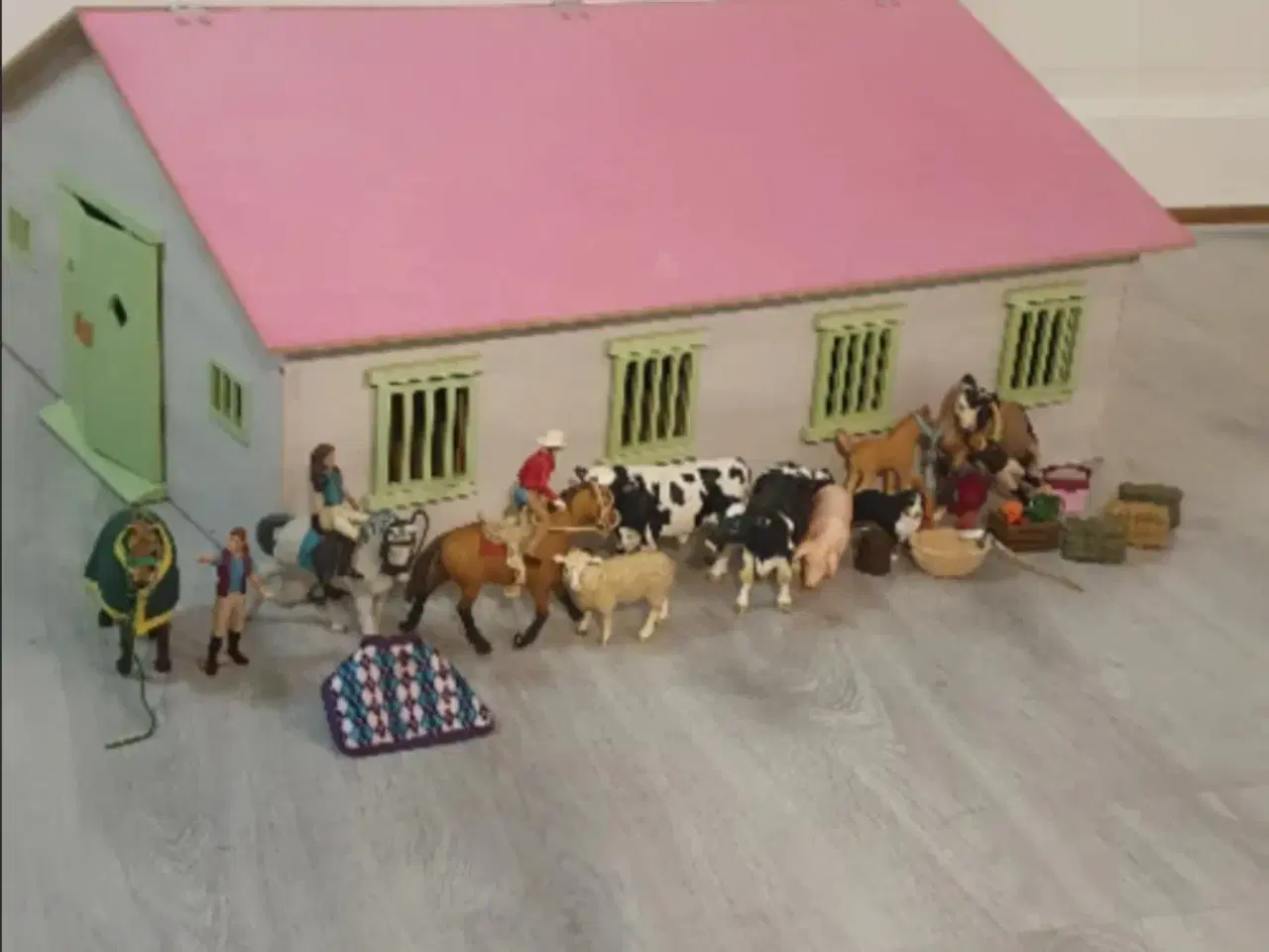 Billede 6 - Schleich ridestald med lys.