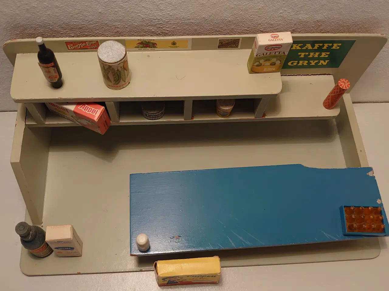 Billede 4 - Mindre gammel købmandsbutik med 12 dele. L. 37cm
