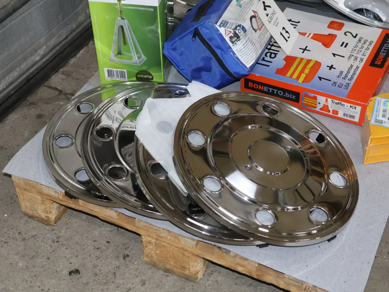 Billede 2 - Div Hjulkapsler, bærefødder, kompressor mm.