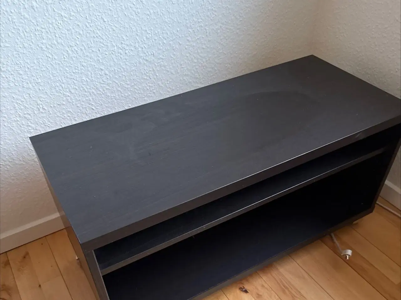 Billede 1 - TV bord i mørk finer med hjul