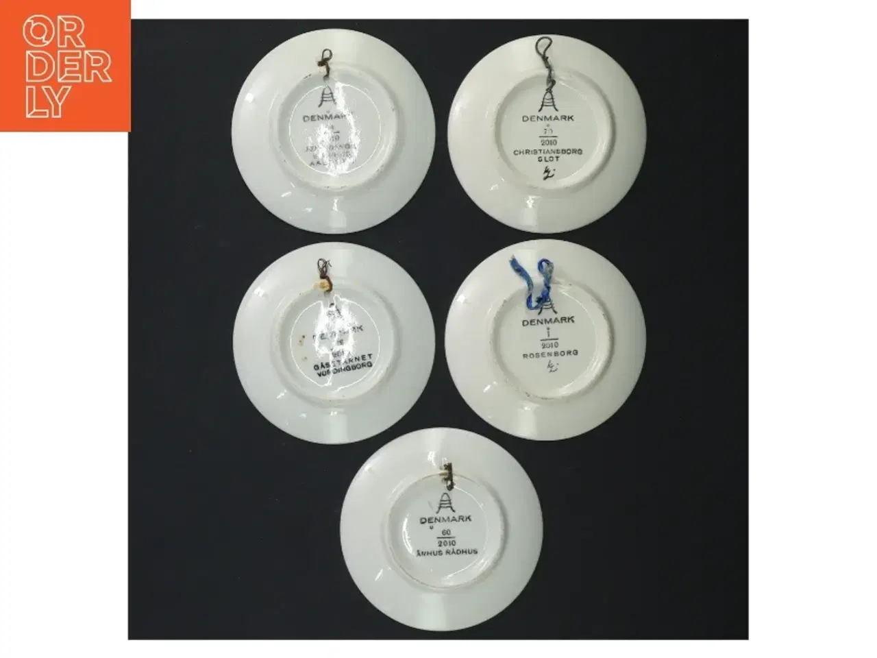 Billede 4 - Små dekorative tallerkener med danske motiver (str. Ø. 8,5 cm) fra Aluminia