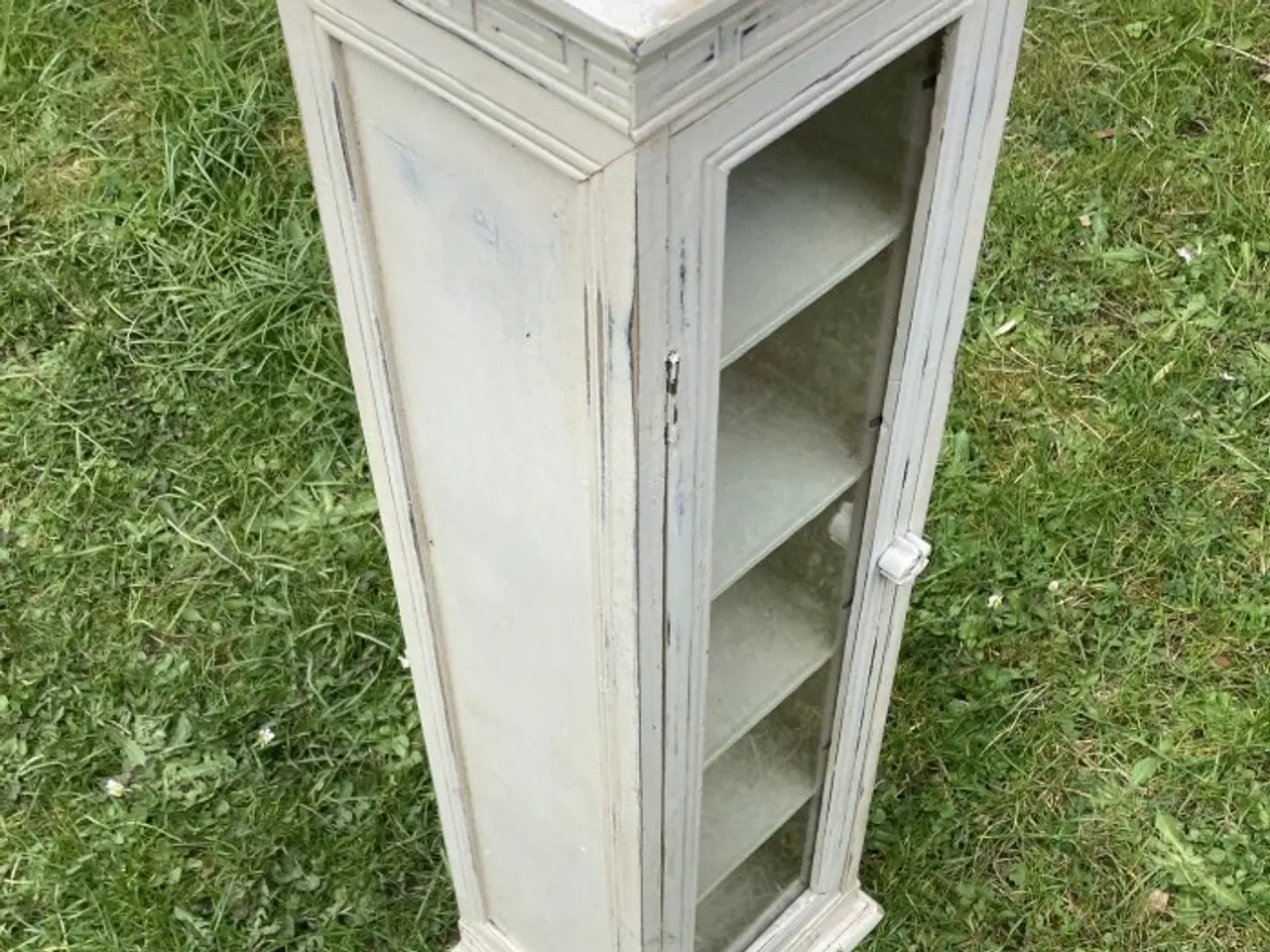 Billede 2 - Charmerende lille udstillingsskab