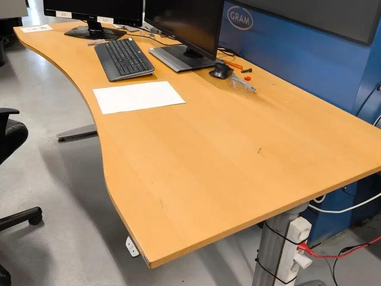 Billede 4 - Skrivebord inkl. indhold