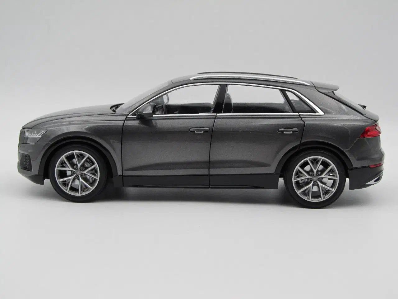 Billede 5 - 2018 Audi Q8 1:18  AUDI dealer Edition 