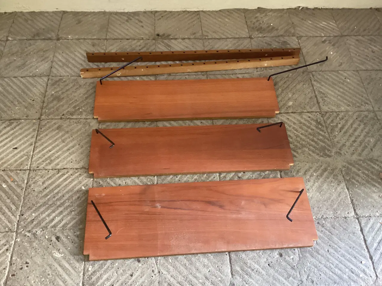 Billede 1 - Retro vange reol med 3 hylder og hyldebærer