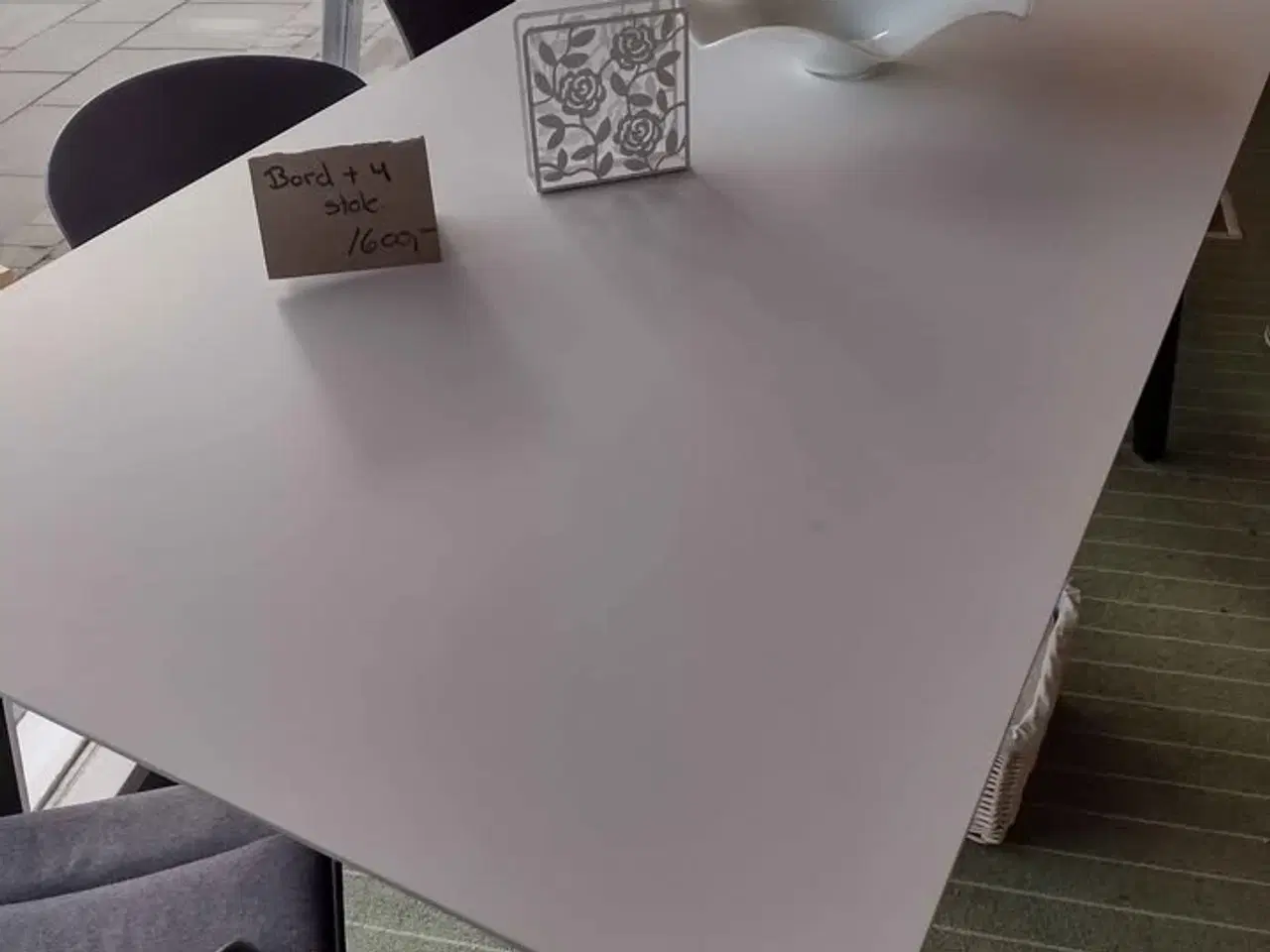 Billede 1 - Flot velholdt spisebord og 4 stole fra ikke ryger 