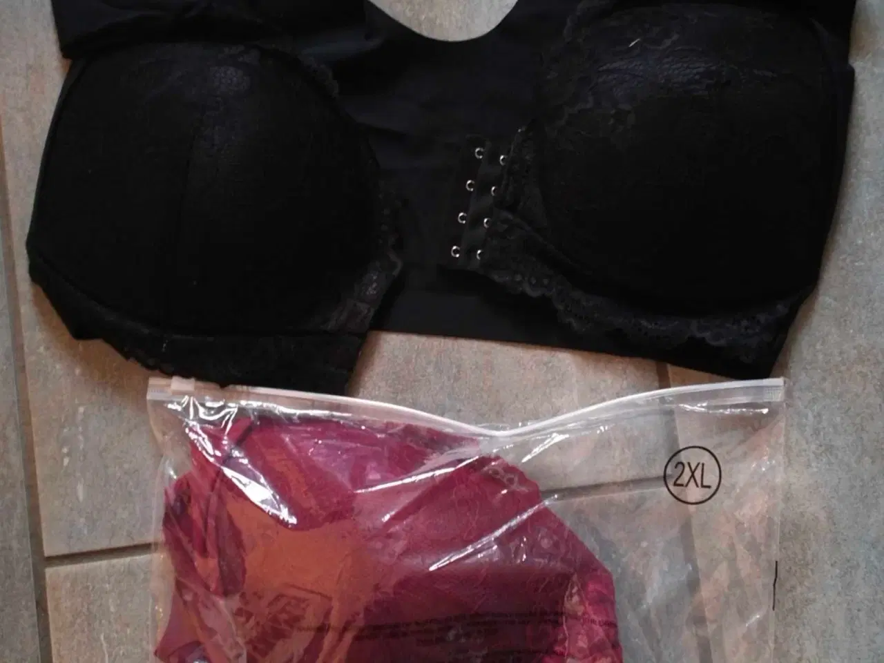 Billede 1 - 2 BH'er med lukning foran 