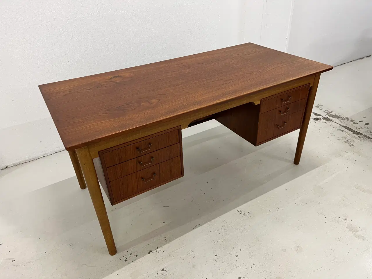 Billede 3 - Skrivebord i teak træ med 6 skuffer og reol.