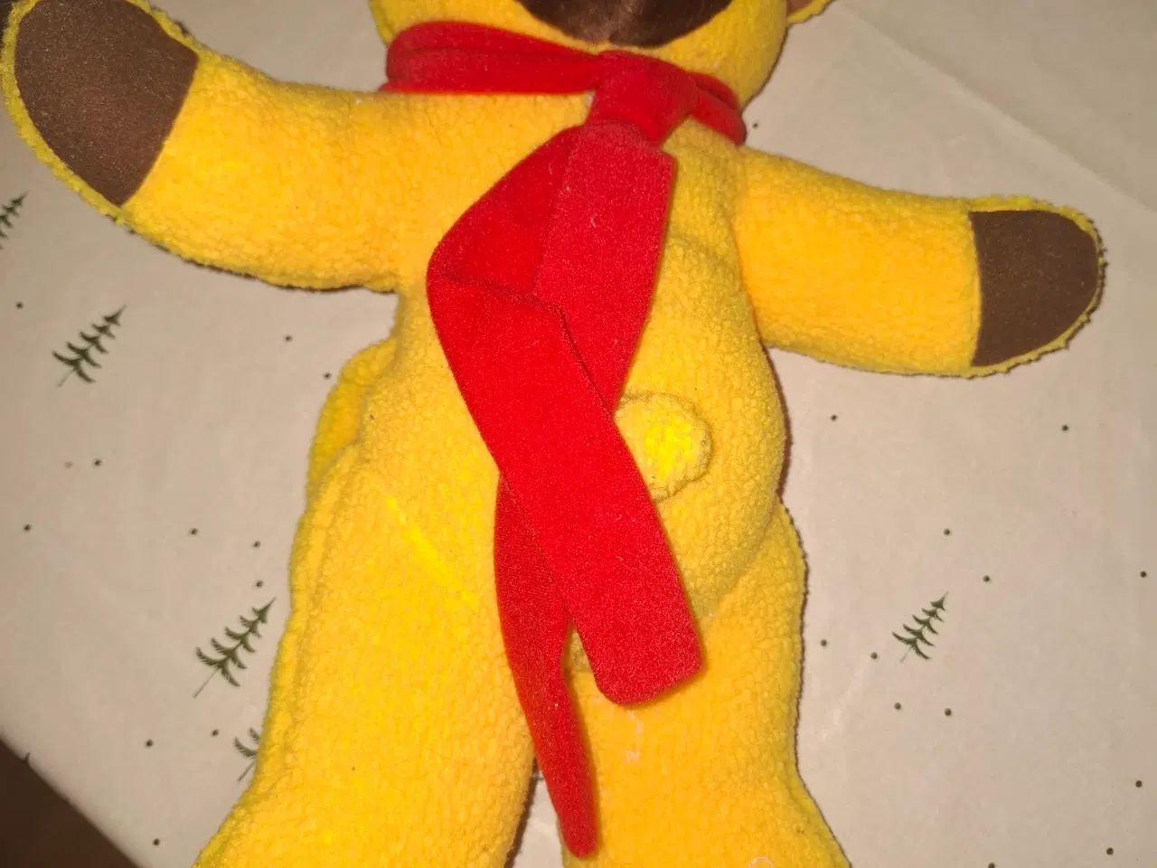 Billede 1 - Bamse plysdyr gul med rød halstørklæde