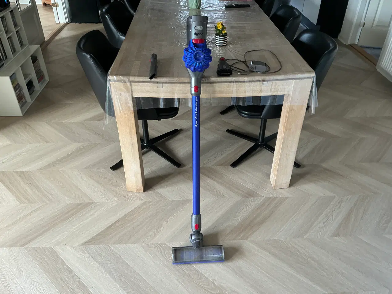 Billede 1 - Dyson v/7 støvsuger