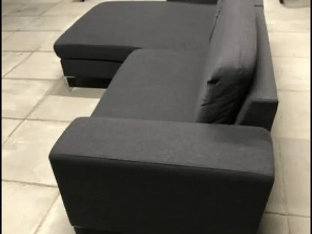 Billede 2 - Chaiselong sofa venstrevendt i mørk grå stof.