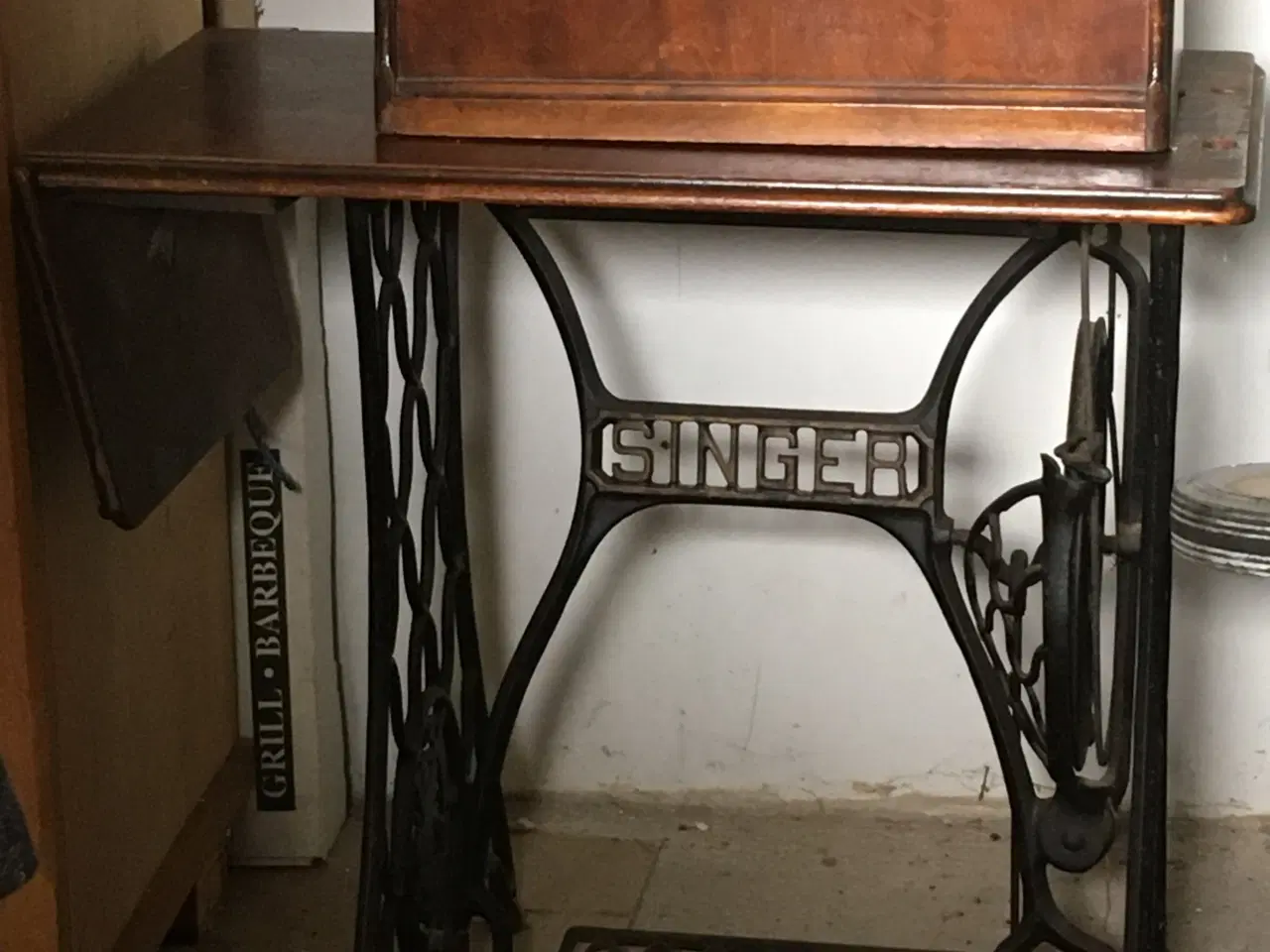 Billede 1 - Dekorativ gammel Singer trædesymaskine 