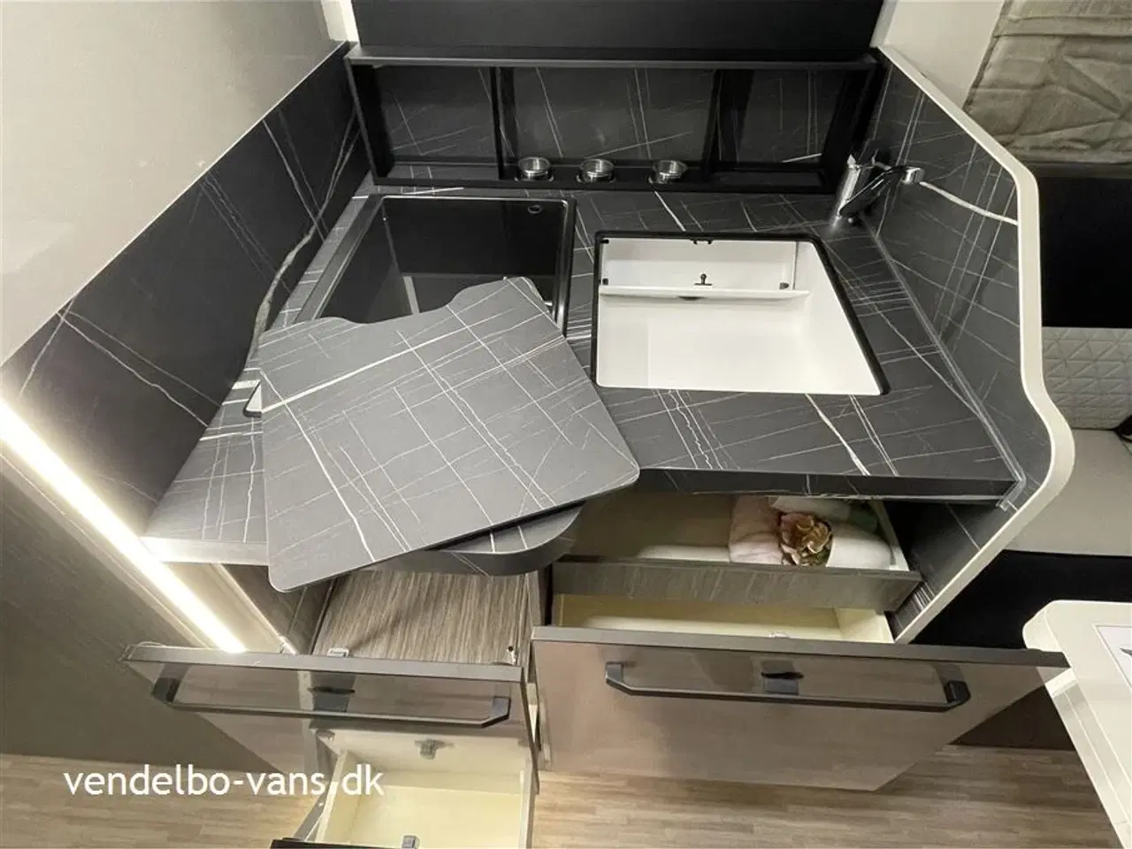 Billede 7 - 2026 - McLouis Nevis 870 180 HK og 8 trins automatgear - Enkeltsenge og stor garage