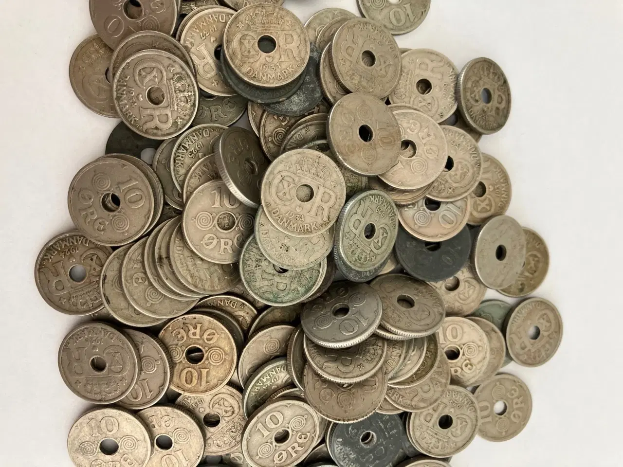 Billede 1 - 30 stk 10 øre med hul - Blandet stand og årgange