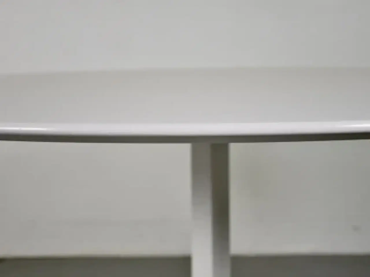 Billede 8 - Rundt montana mødebord med hvid plade og hvidt stel