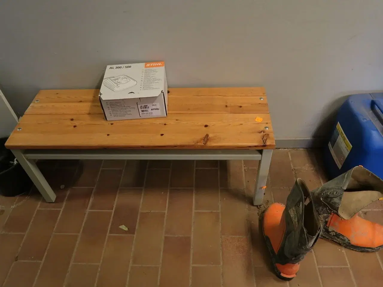 Billede 10 - Div. Arbejdstøj, sko samt bænke