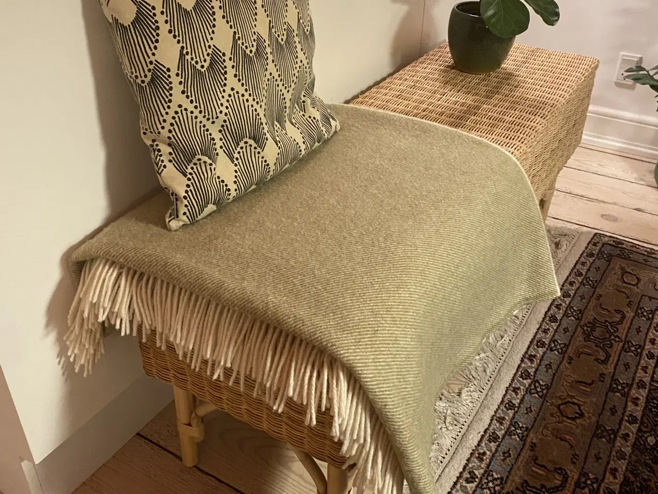 Billede 2 - Tolkning -rattanbænk med opbevaring