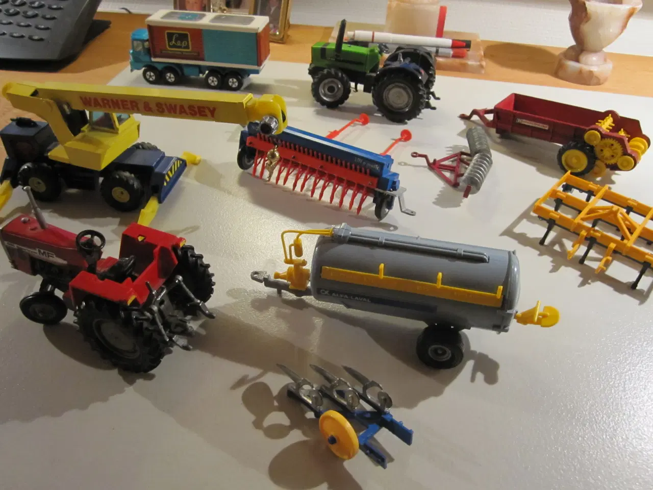 Billede 1 - Landbrugsmaskiner + et par biler.