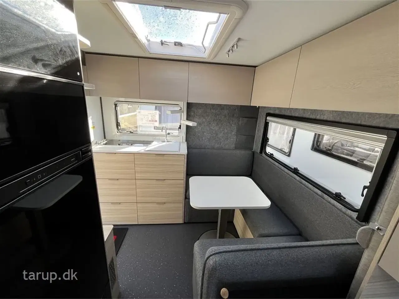 Billede 10 - 2026 - Adria Altea 402 PH   Dobbeltseng, el-gulvvarme, stort køleskab, 3 gasblus, side-siddegruppe, stabilisator, serviceklap, glasfibersider