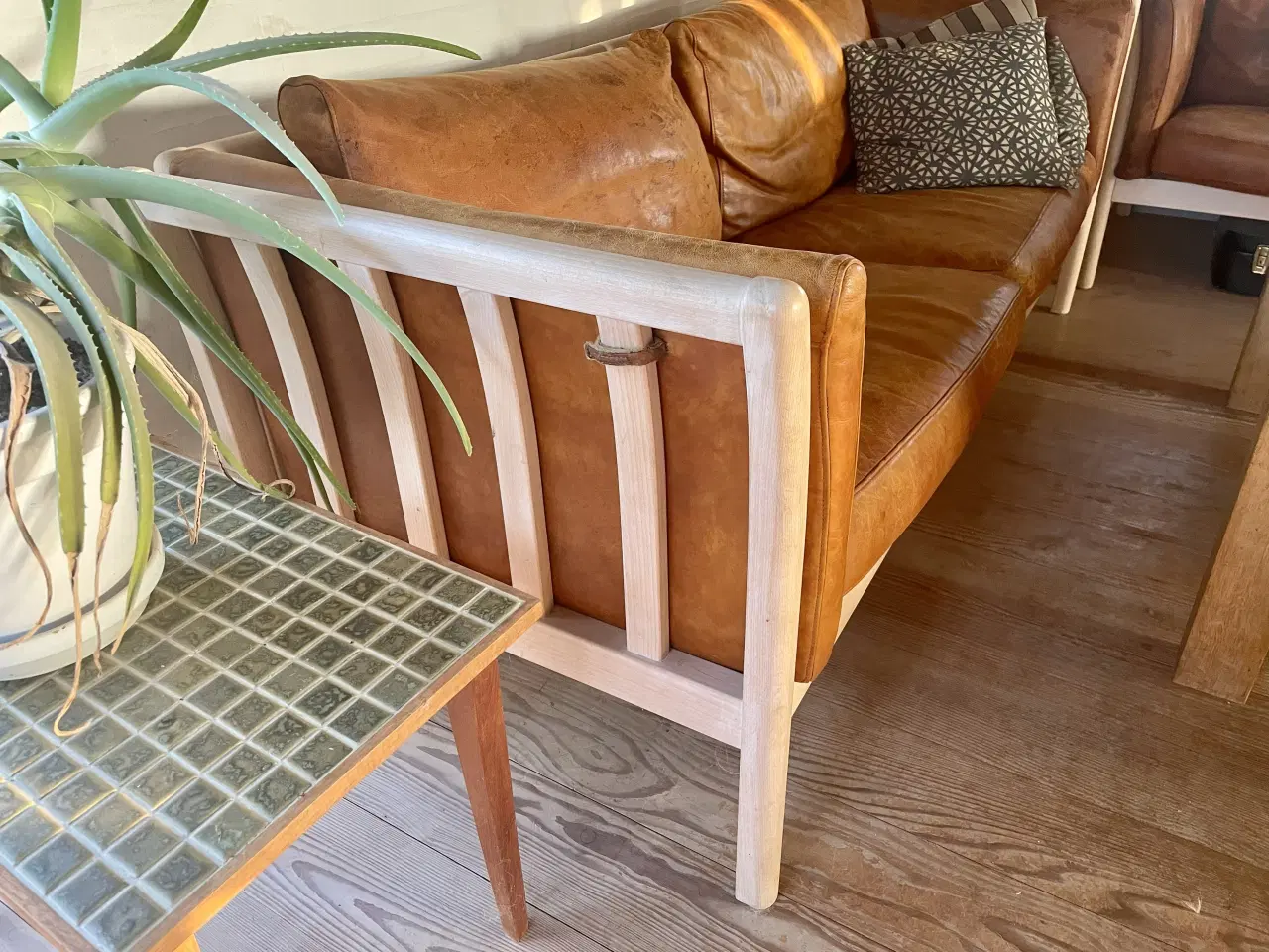 Billede 3 - Mogens Hansen tremmesofa i cognacfarvet læder