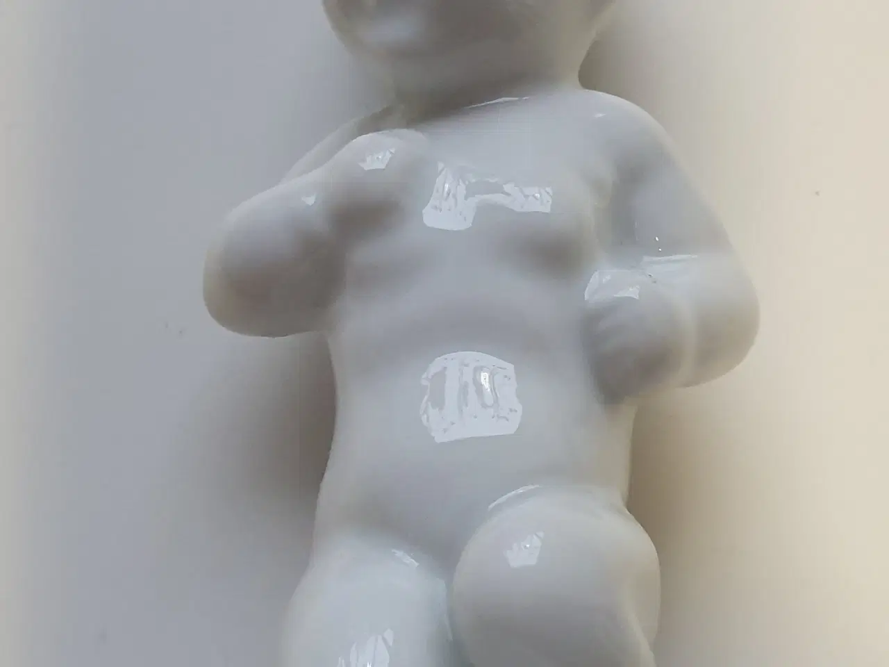 Billede 1 - Porcelænsfigur - barn på knæ