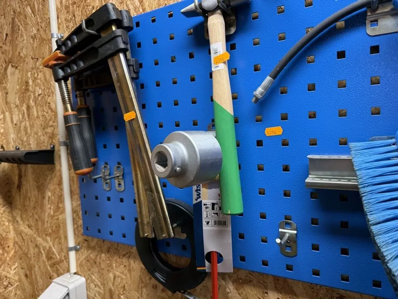 Billede 13 - Værktøjsvæg med diverse værktøj, bor m.m.