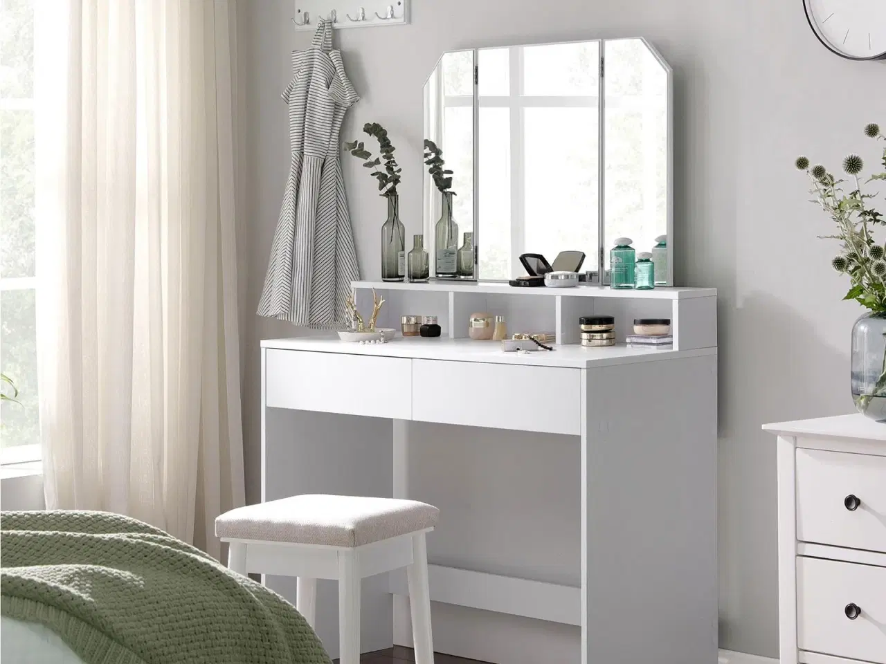 Billede 1 - Toiletbord med tre-delt spejl, 2 skuffer og 3 åbne rum – hvid