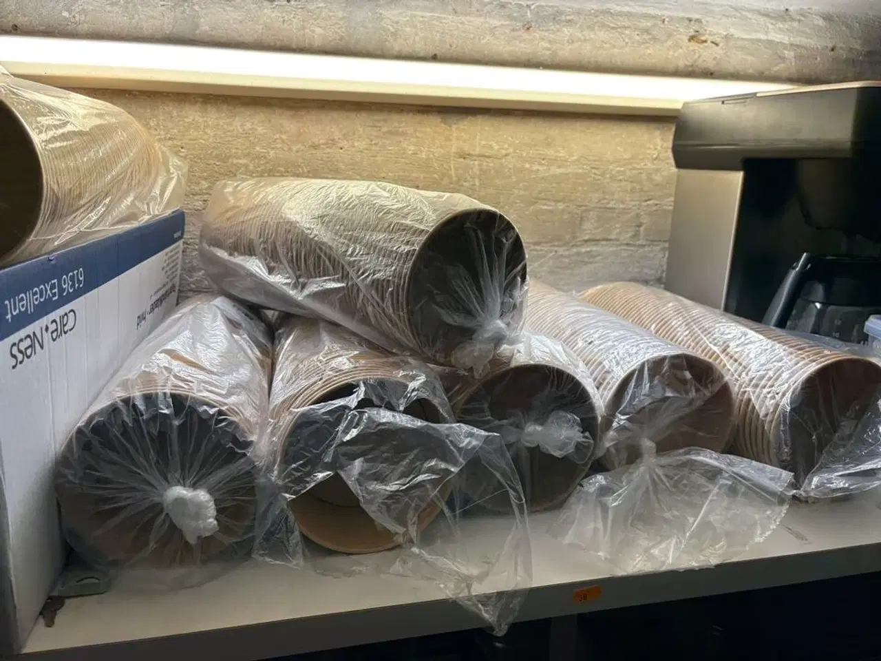 Billede 6 - Indhold i kælderrum af diverse emballage, gastrobakker, køkkenmaskiner, m.v.