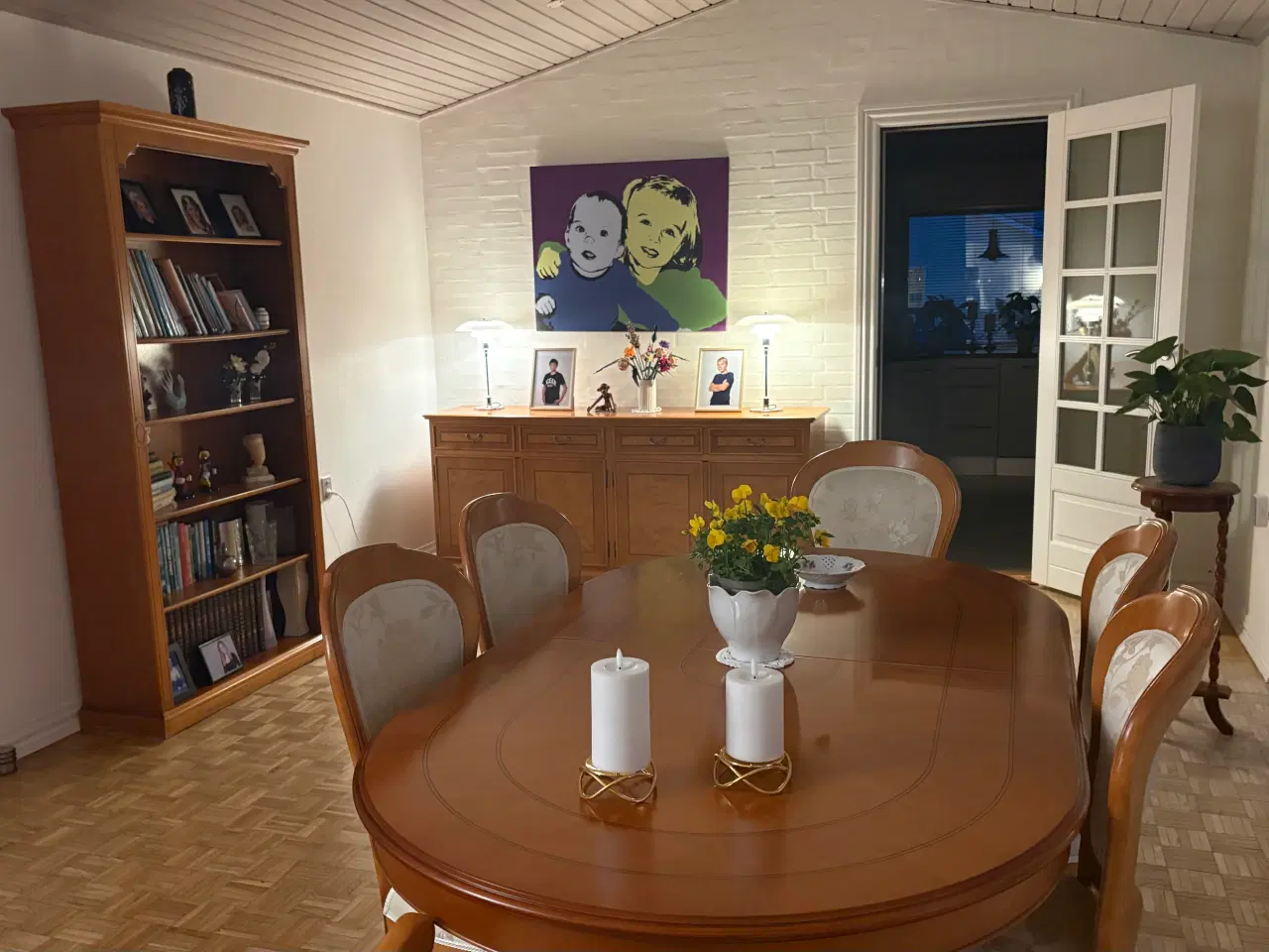 Billede 7 - flot spisebord i italiensk nøddetræ med 6 stole