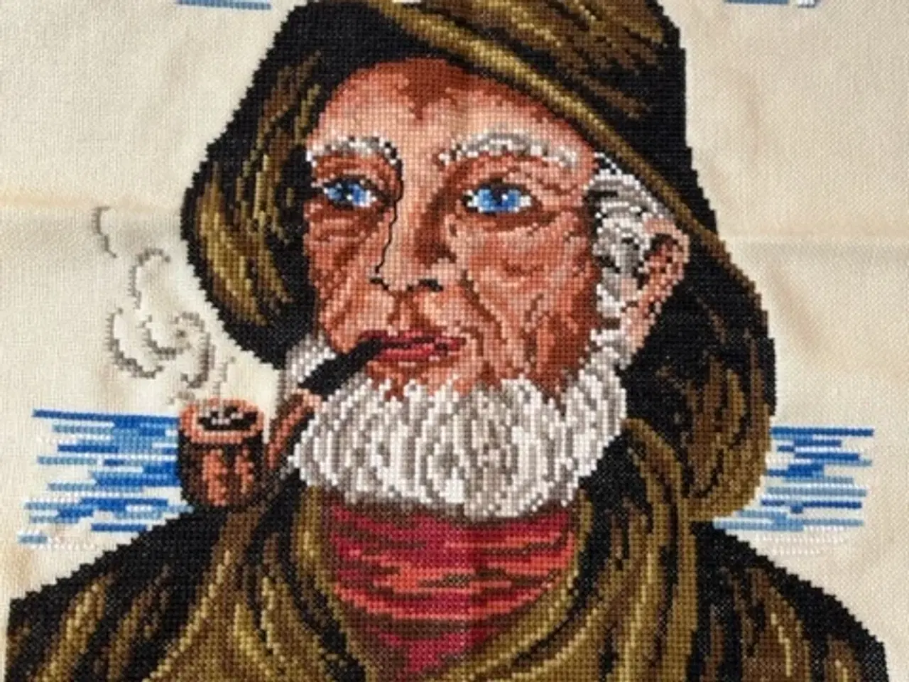 Billede 1 - Broderi af fiskers ansigt med pibe og Sydvest hat.