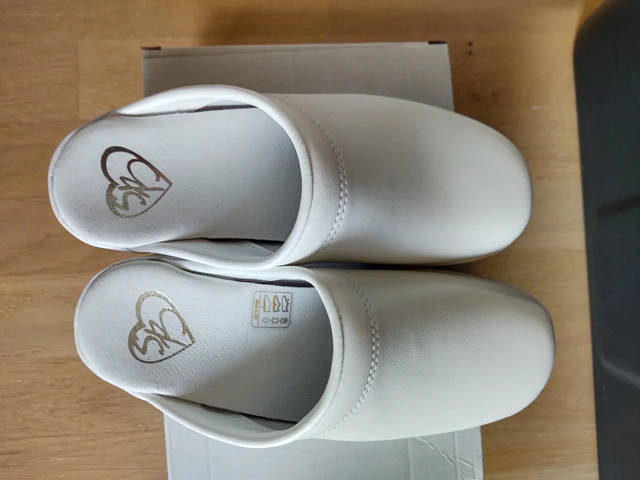 Billede 7 - Helt nye hvide dame træsko. De er stadig i kassen.