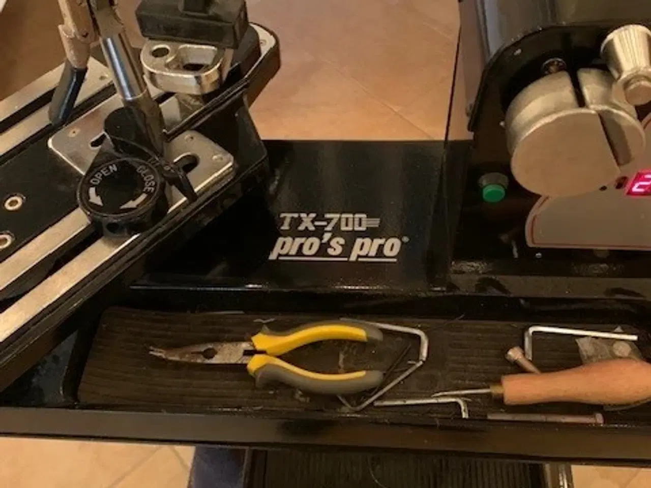 Billede 1 - ELEKTRONISK OPSTRENGNINGSMASKINE