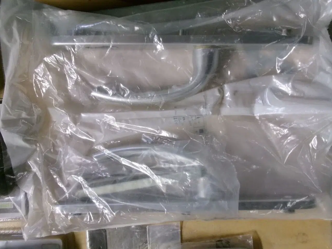 Billede 3 - Brevsprække, dørhåndtag, batteriopladere, dørklokke, lommelygter, hængelåse