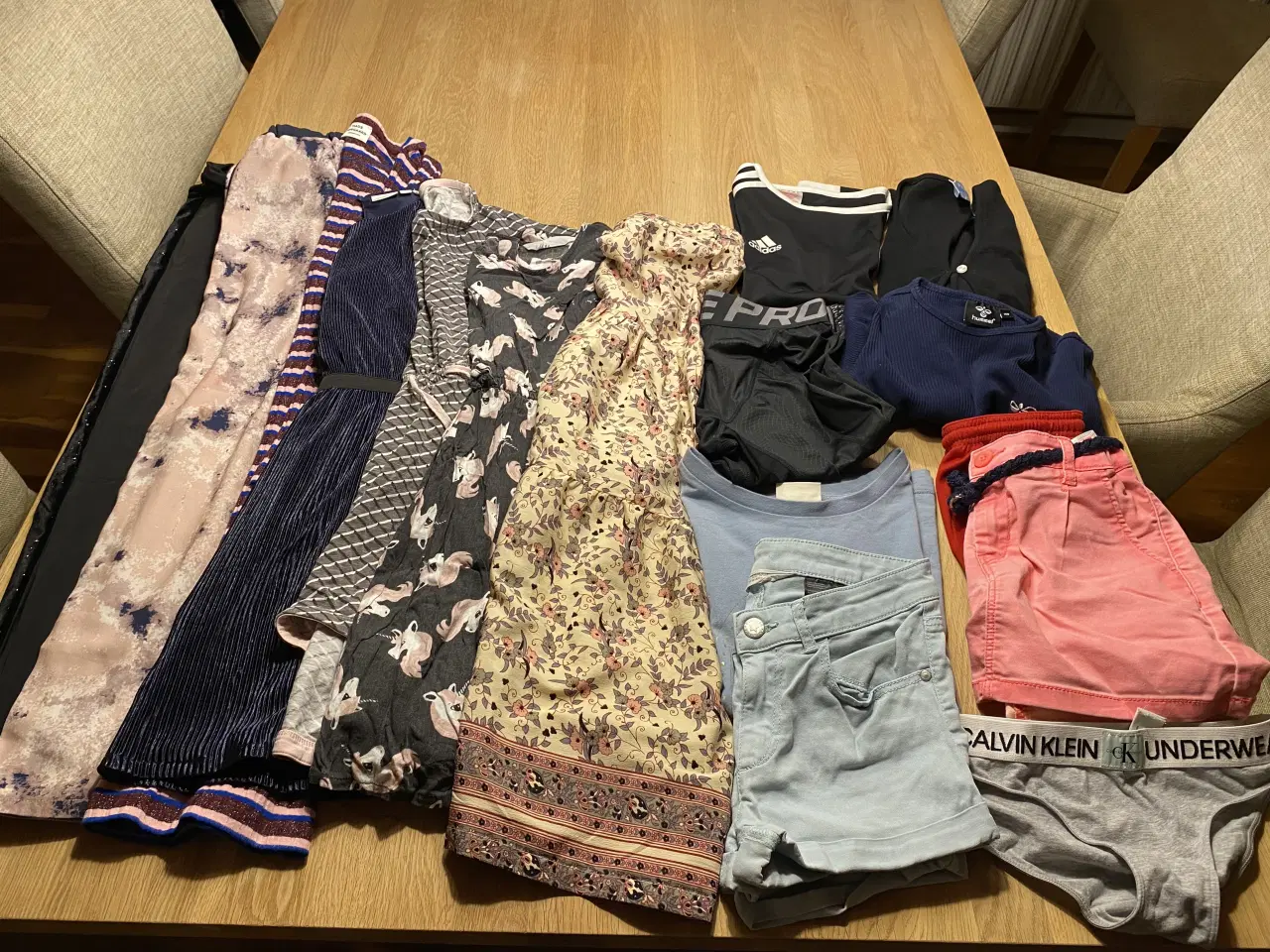 Billede 1 - Bukser, kjoler, tshirt, bluser str. 140